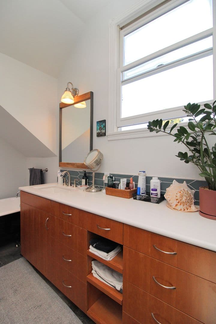 Portland Apartment: 1825 NW 24th Ave #A-B