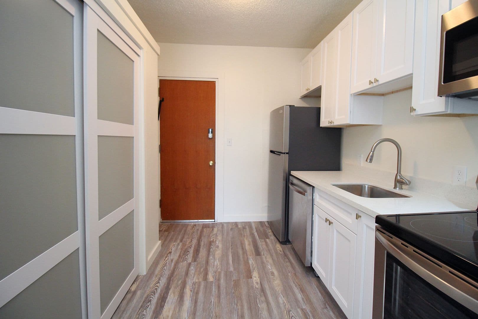 Portland Apartment: 843 N Knott St