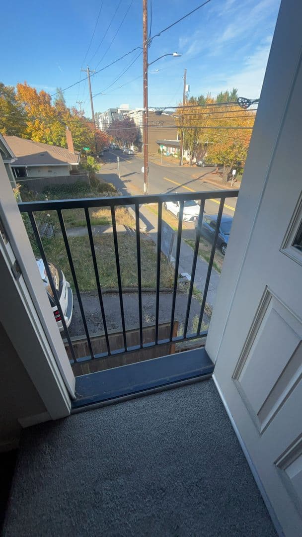 Portland Apartment: 7625 SE Milwaukie Ave