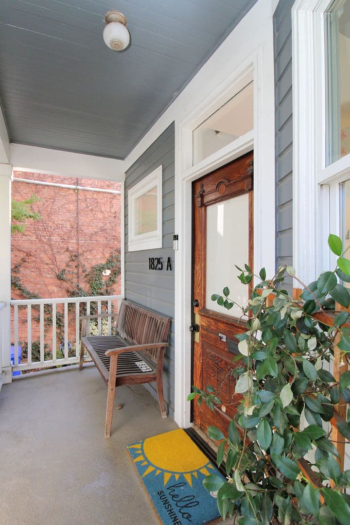 Portland Apartment: 1825 NW 24th Ave #A-B