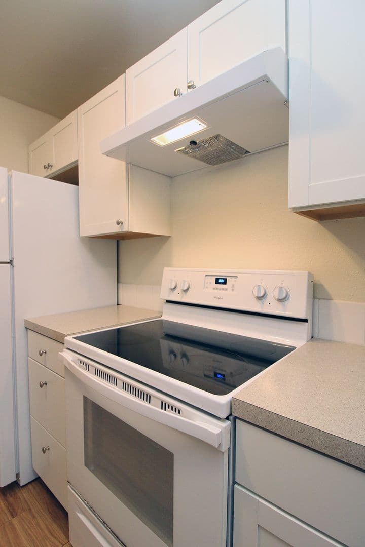Portland Apartment: 1942-1956 NE Tillamook St