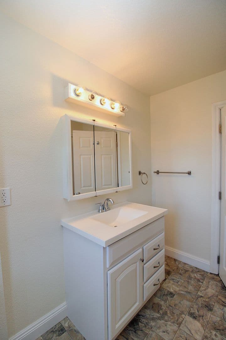 Portland House: 4419 N Albina Ave