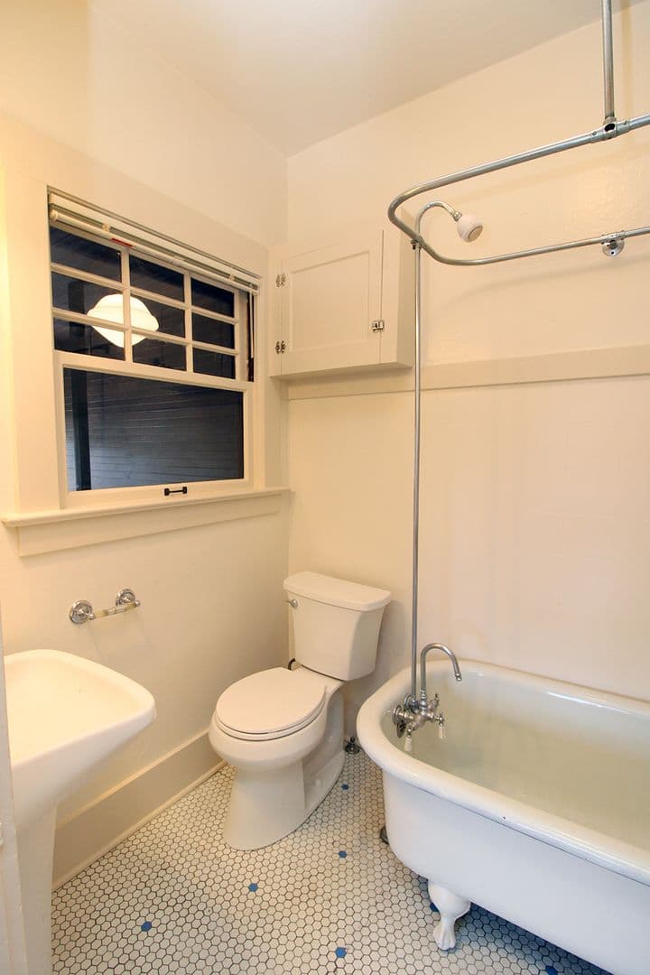 Portland Apartment: 1636 NE Tillamook St #2