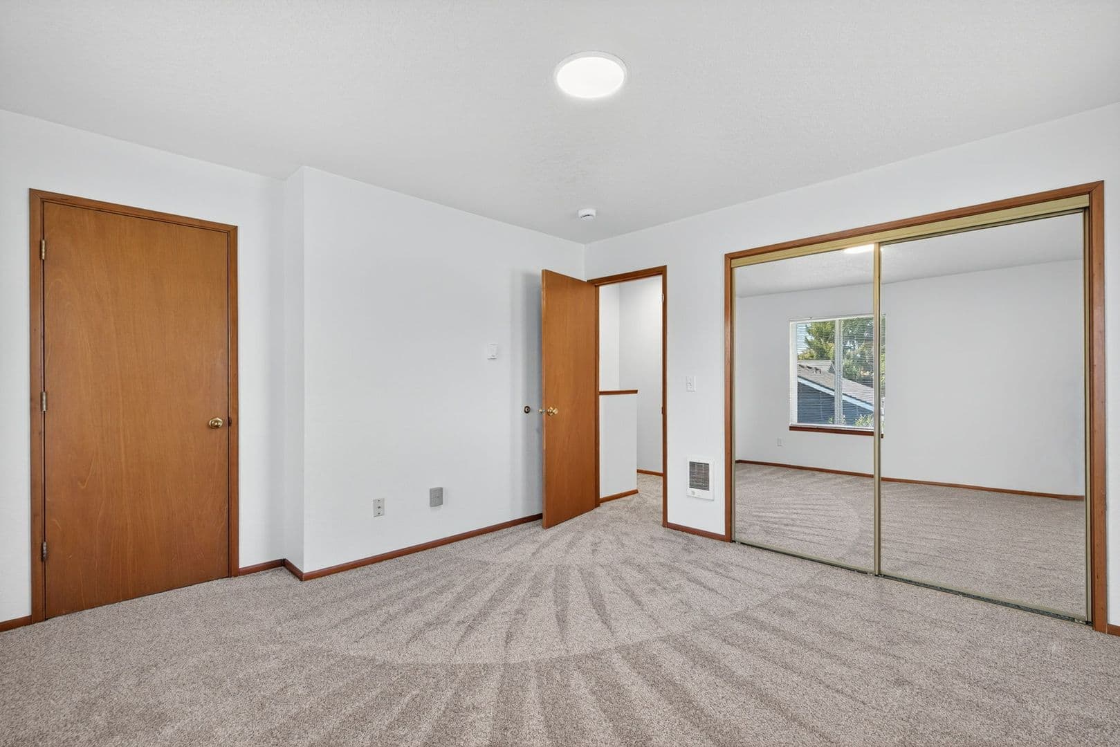 Gladstone Apartment: 420 - 470 W Gloucester St