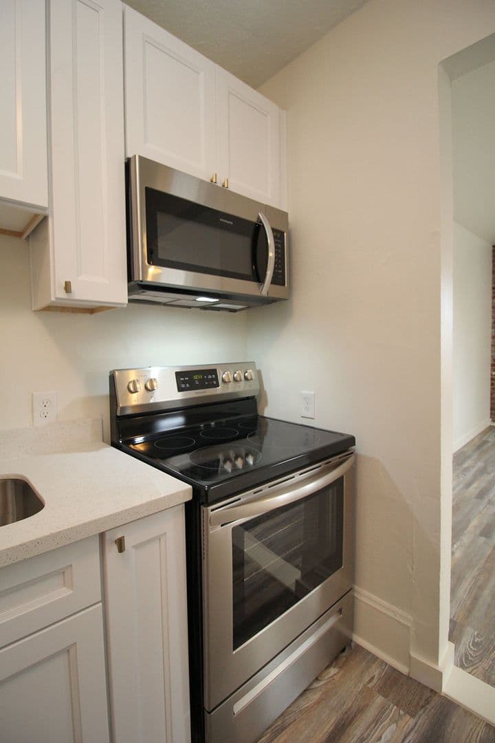Portland Apartment: 843 N Knott St