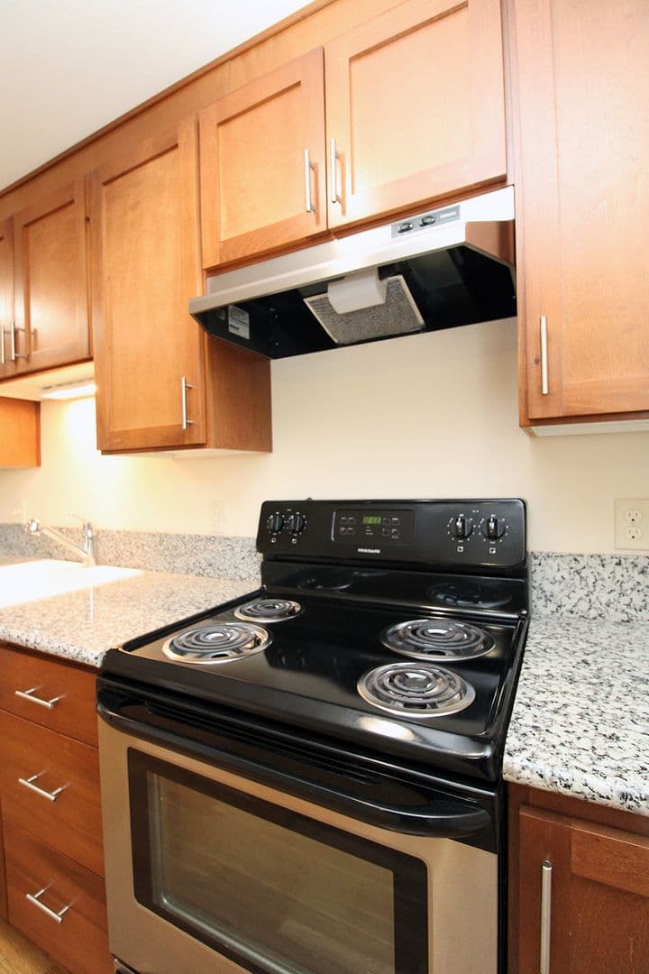 Portland Apartment: 2424 N Vancouver Ave