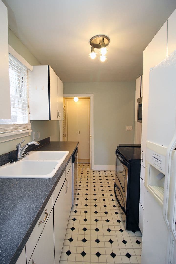 Portland House: 1606 N Church St