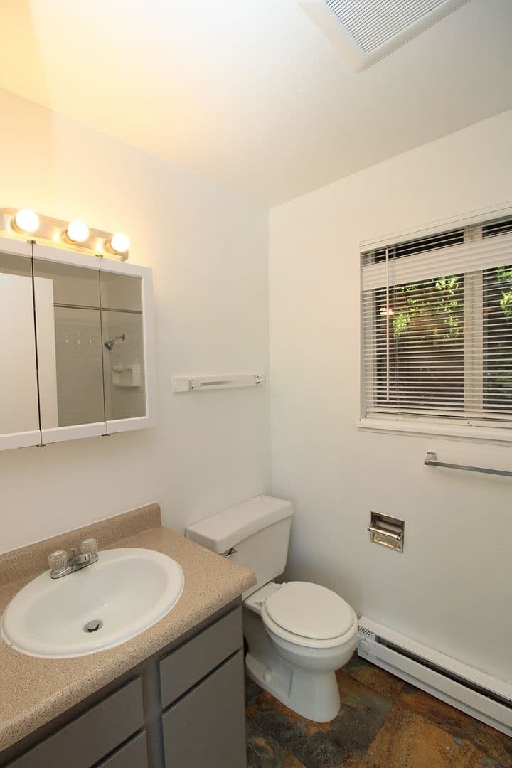 Portland Apartment: 5704 SW Beaverton-Hillsdale Hwy