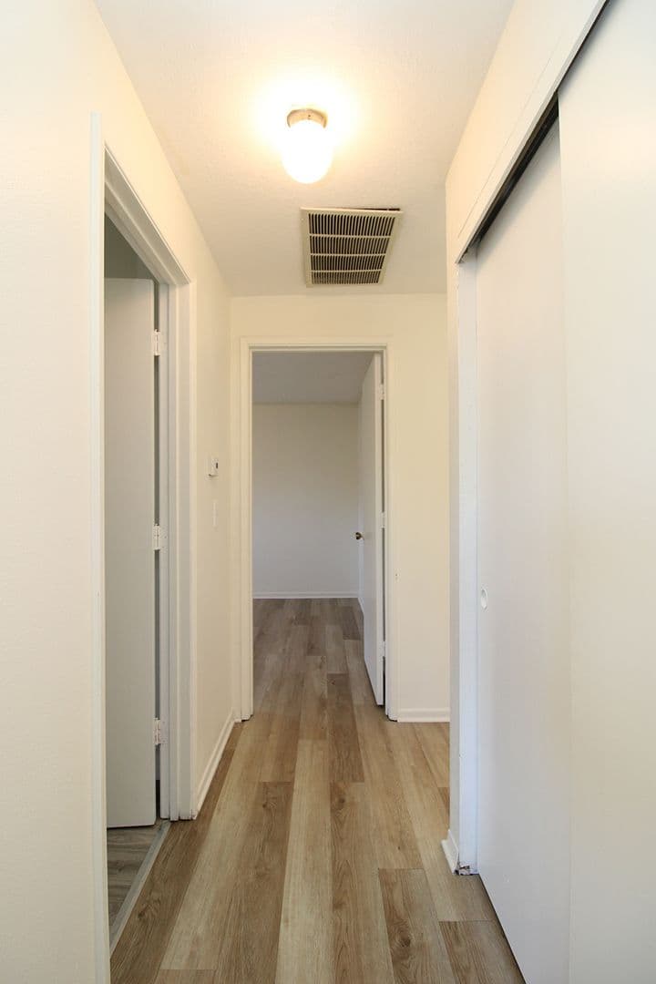 Troutdale Apartment: 802 - 804 SW 29th Way