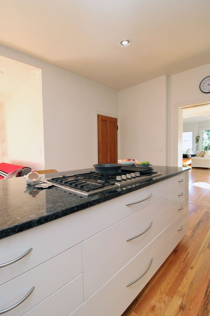 Portland Apartment: 1825 NW 24th Ave #A-B
