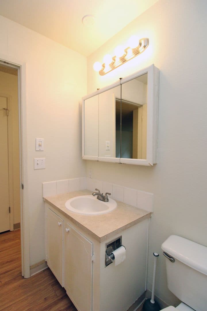 Portland Apartment: 1942-1956 NE Tillamook St