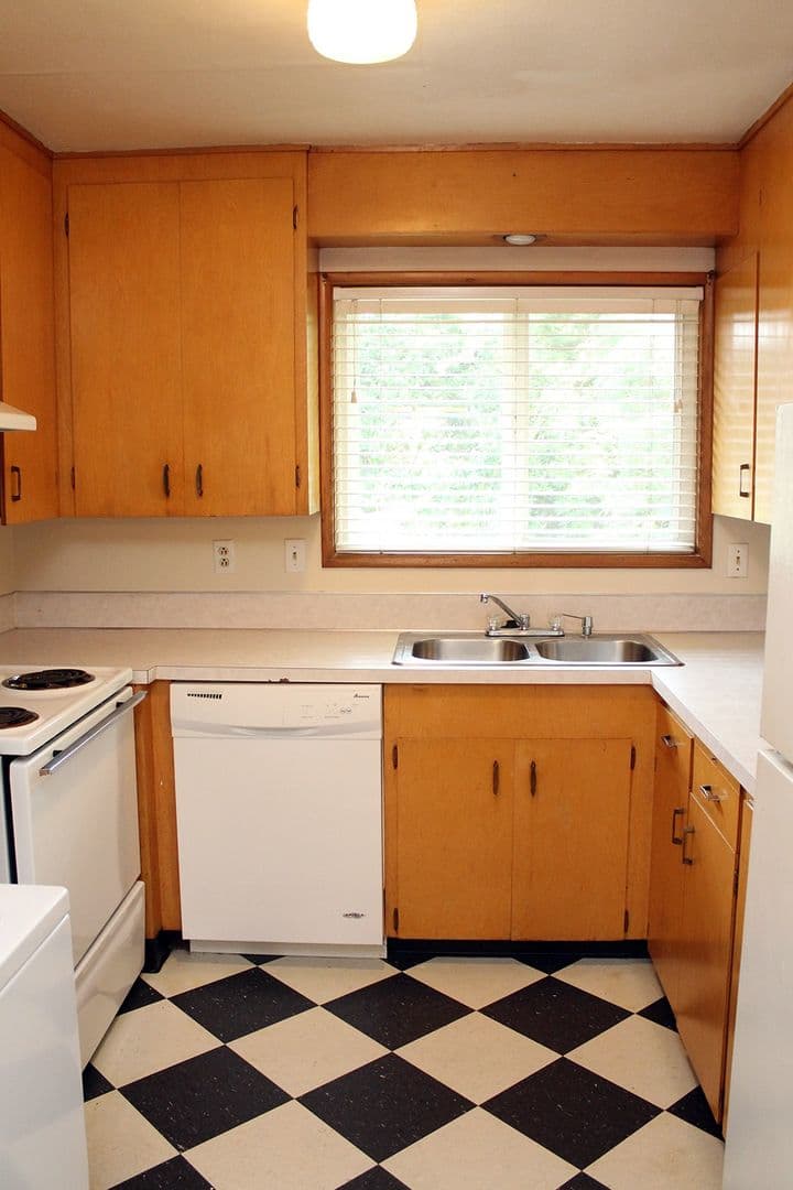 Portland Apartment: 2002-2012 NE 22nd Ave