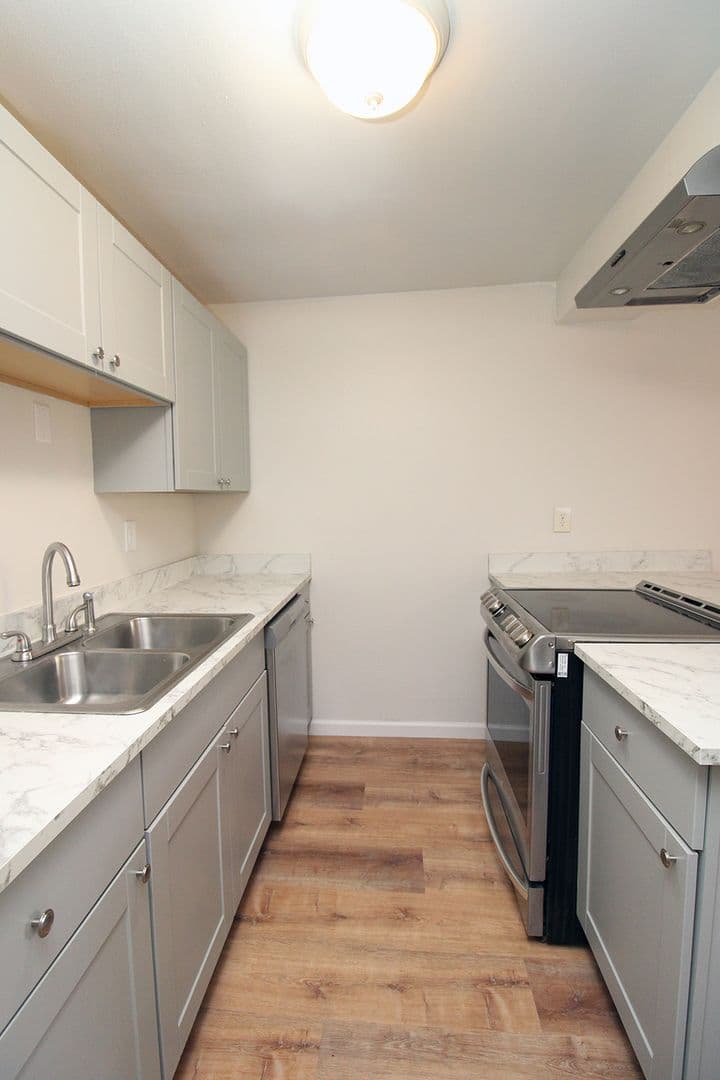 Portland Apartment: 5704 SW Beaverton-Hillsdale Hwy