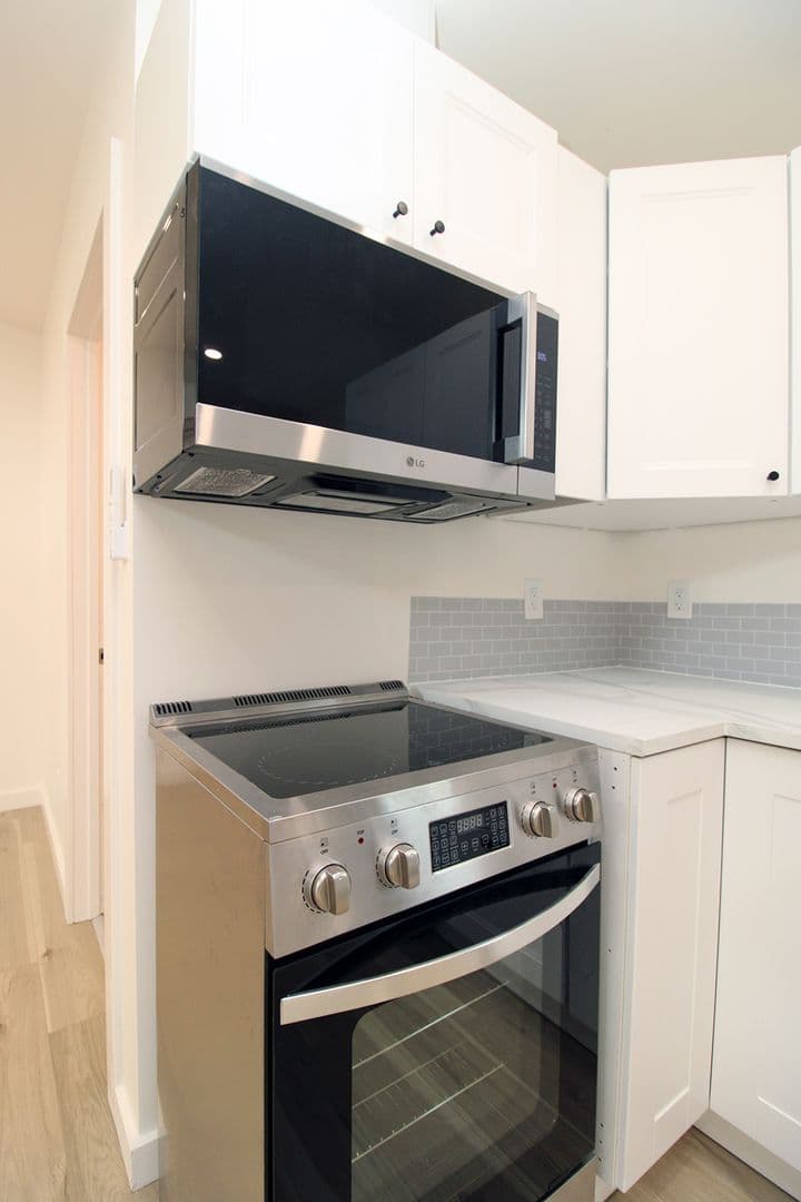 Portland Apartment: 2531 N Farragut St