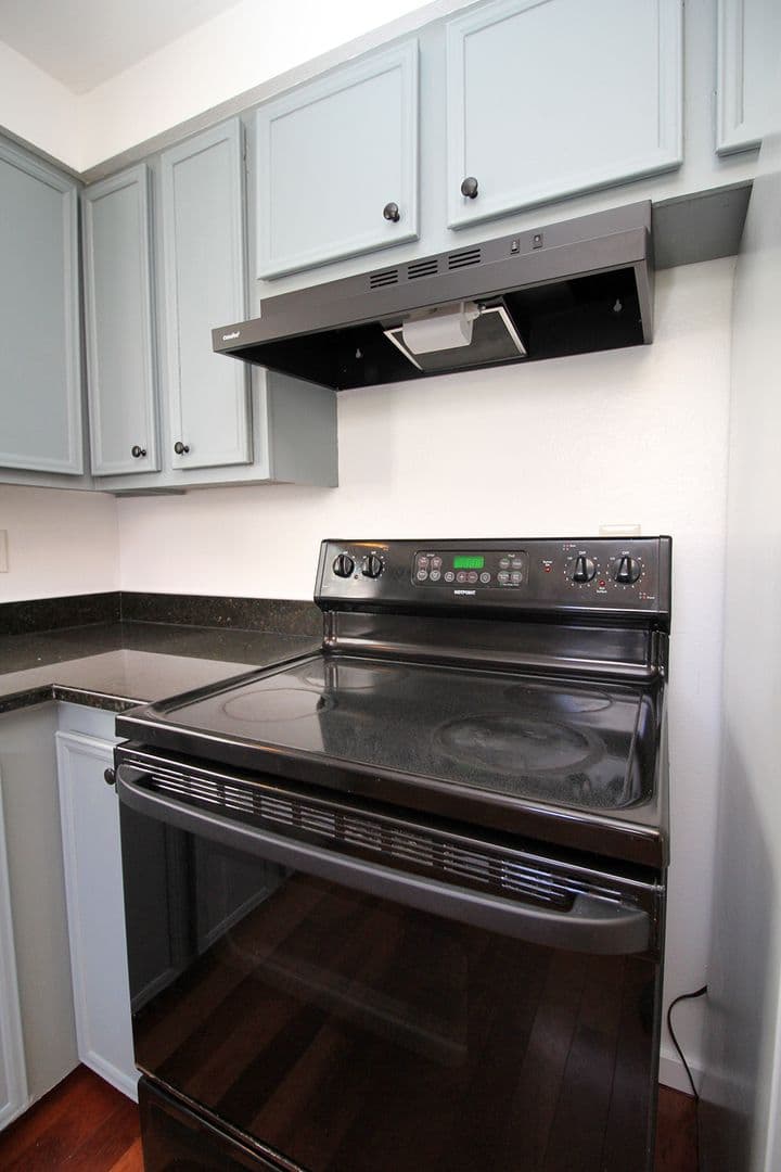Portland Apartment: 9706 SW 49th Ave #A-B