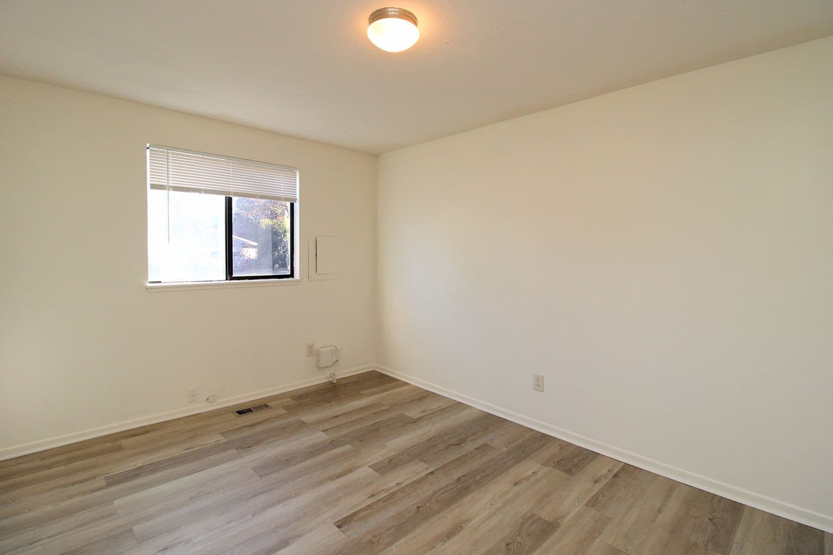 Troutdale Apartment: 802 - 804 SW 29th Way