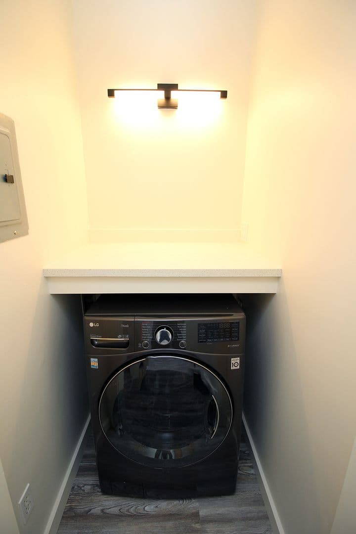 Portland Apartment: 843 N Knott St