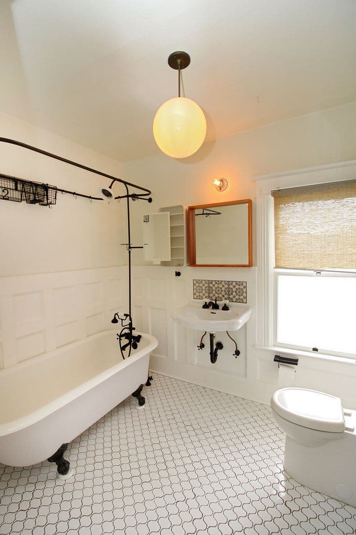 Portland House: 7126 N Lombard St