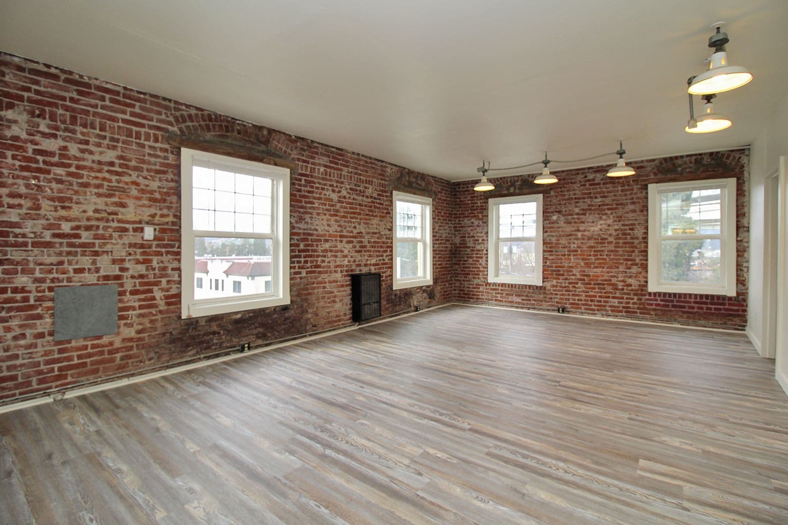 Portland Apartment: 843 N Knott St