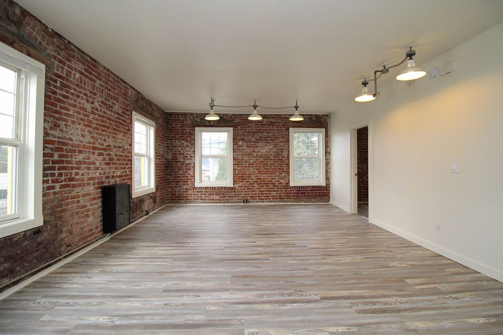 Portland Apartment: 843 N Knott St