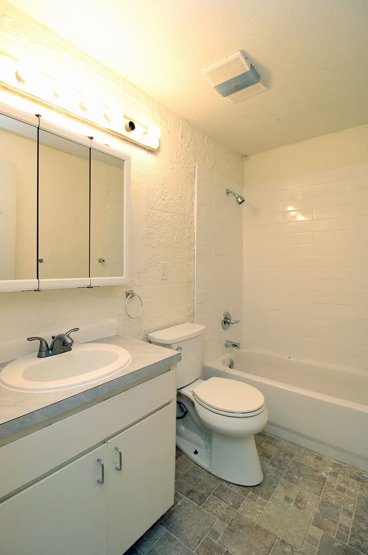 Gresham Apartment: 1113 - 1127 NE 183rd Ave