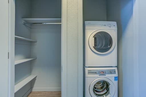 Portland Apartment: 3423 SE Hawthorne Blvd