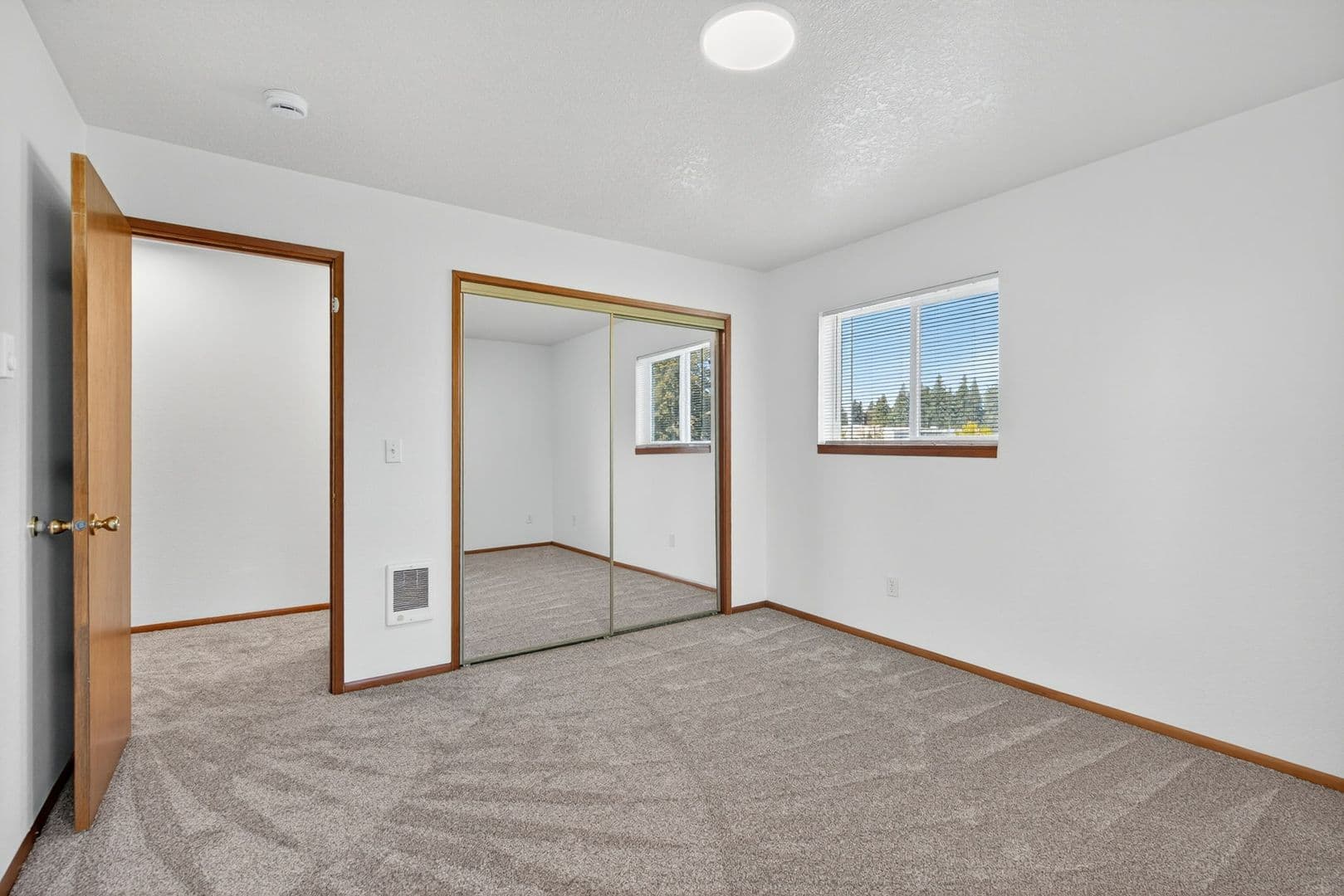 Gladstone Apartment: 420 - 470 W Gloucester St