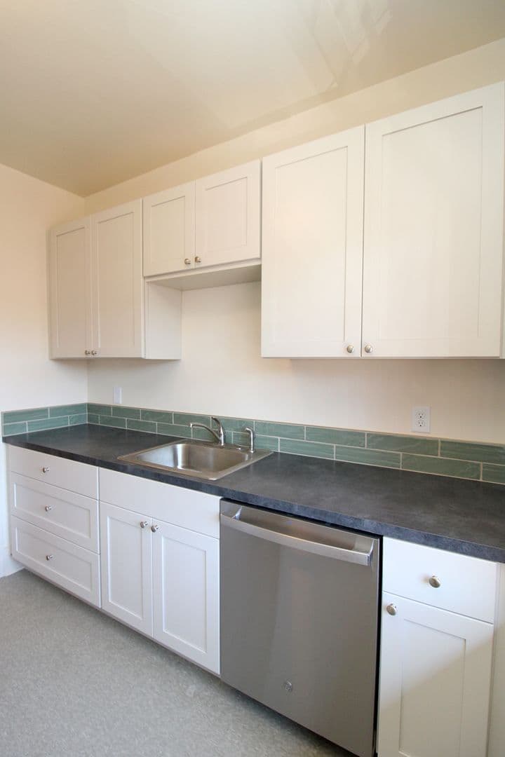Portland Apartment: 1636 NE Tillamook St #2