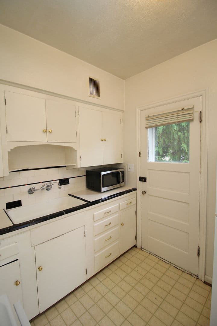 Portland Apartment: 1103-1133 SW Whitaker St