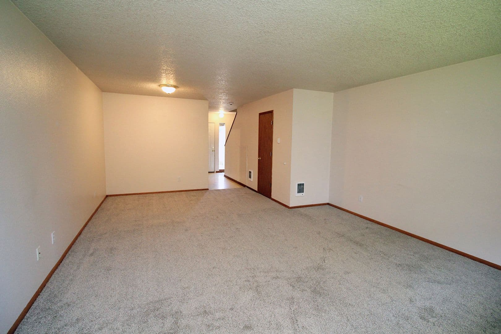 Gladstone Apartment: 420 - 470 W Gloucester St