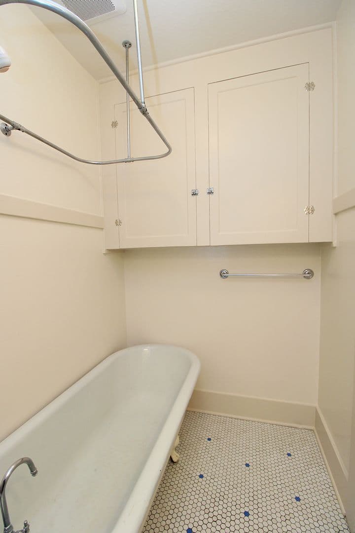 Portland Apartment: 1636 NE Tillamook St #2