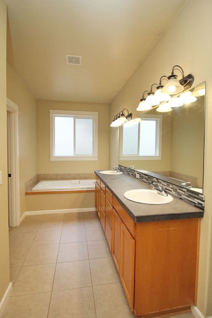 Beaverton House: 6930 SW Star Jasmine Plc