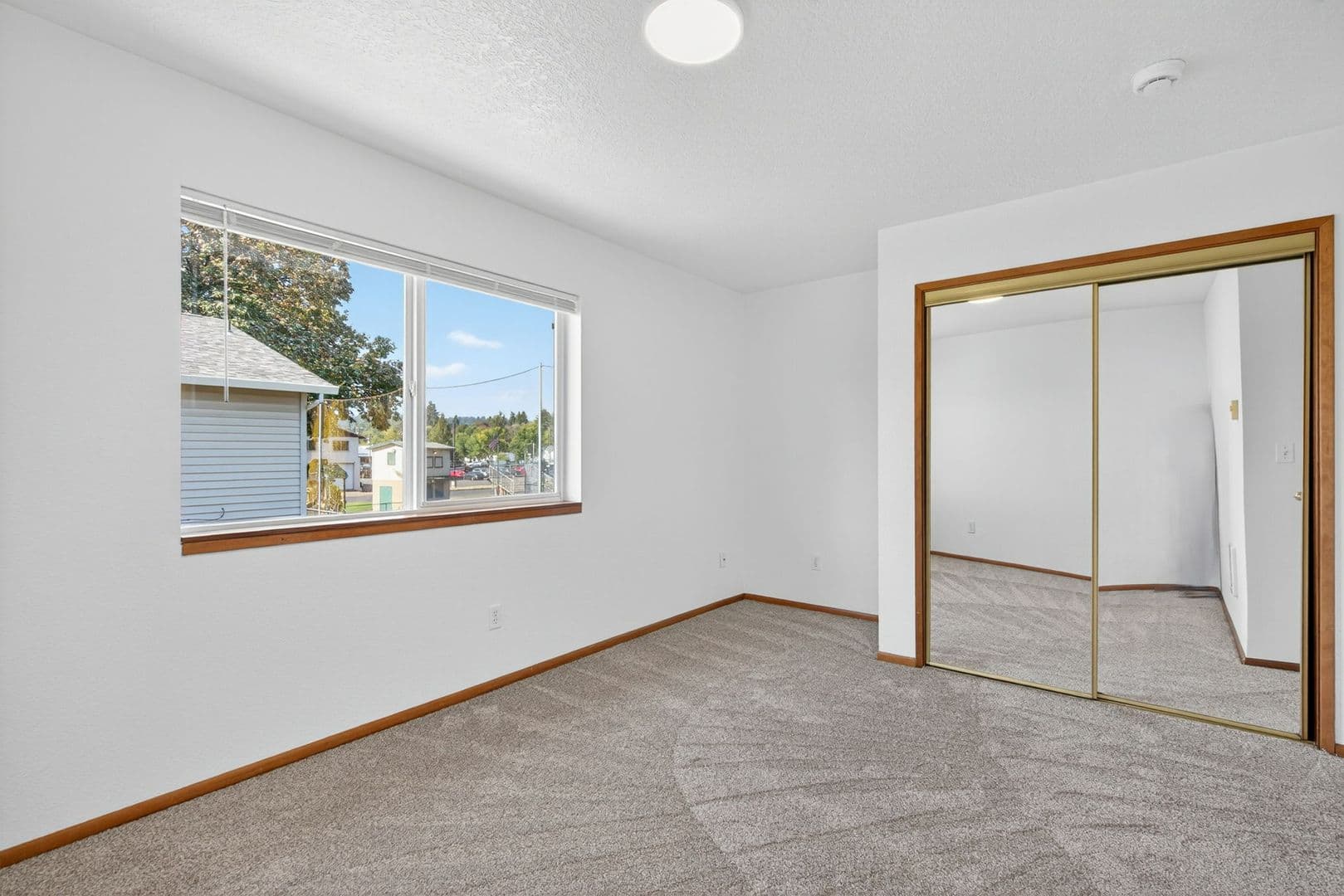 Gladstone Apartment: 420 - 470 W Gloucester St