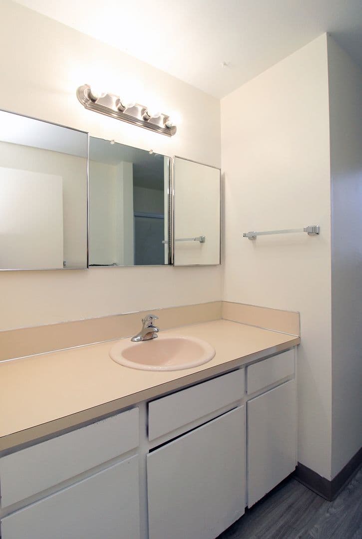 Troutdale Apartment: 802 - 804 SW 29th Way