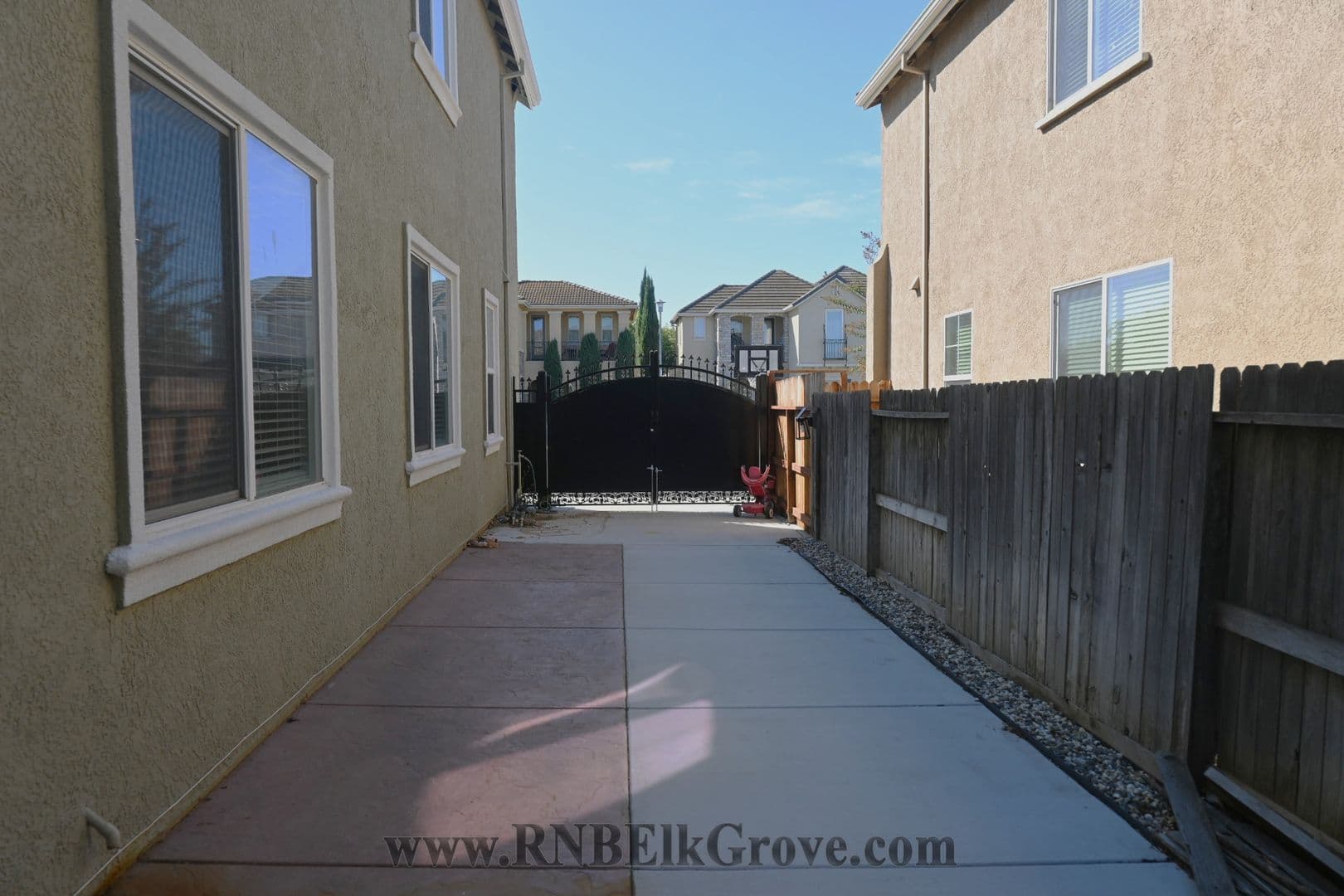 Elk Grove House: 6917 Riqueza Court