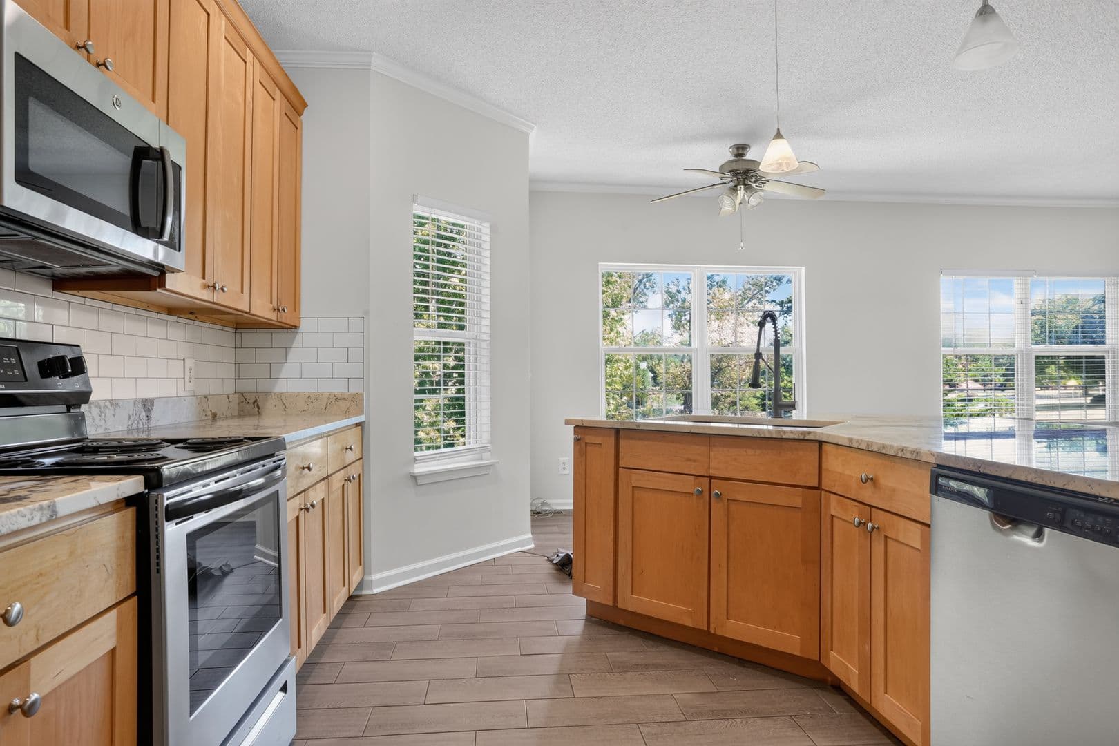 Lenexa House: 15914 W 91st Terrace