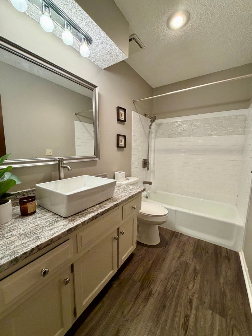 Lenexa House: 8238 Parkhill Circle