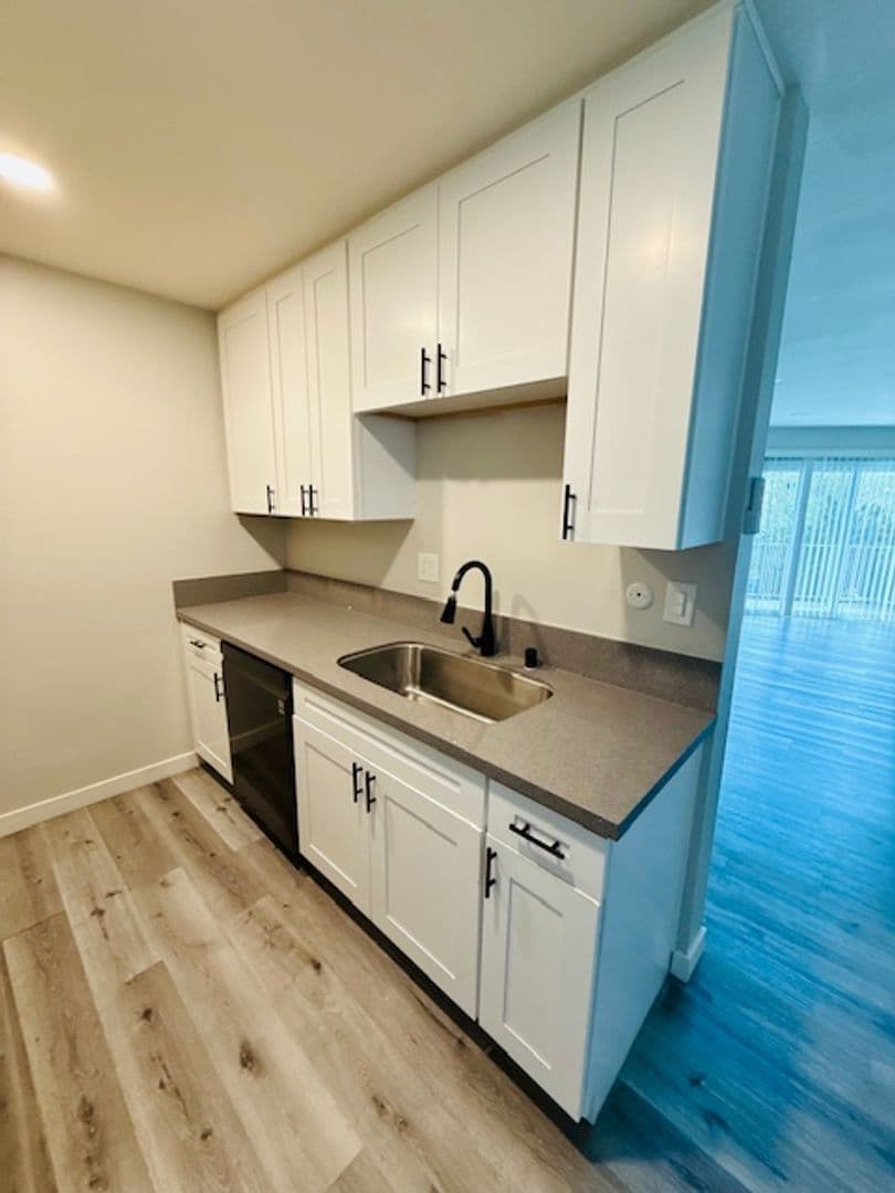 San Diego Apartment: 2120 Mission Avenue