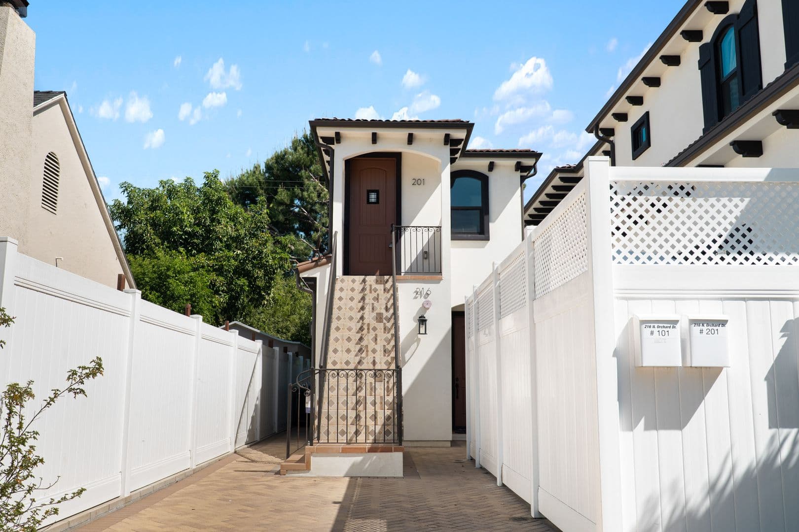 Burbank Apartment: 216 N Orchard Dr.