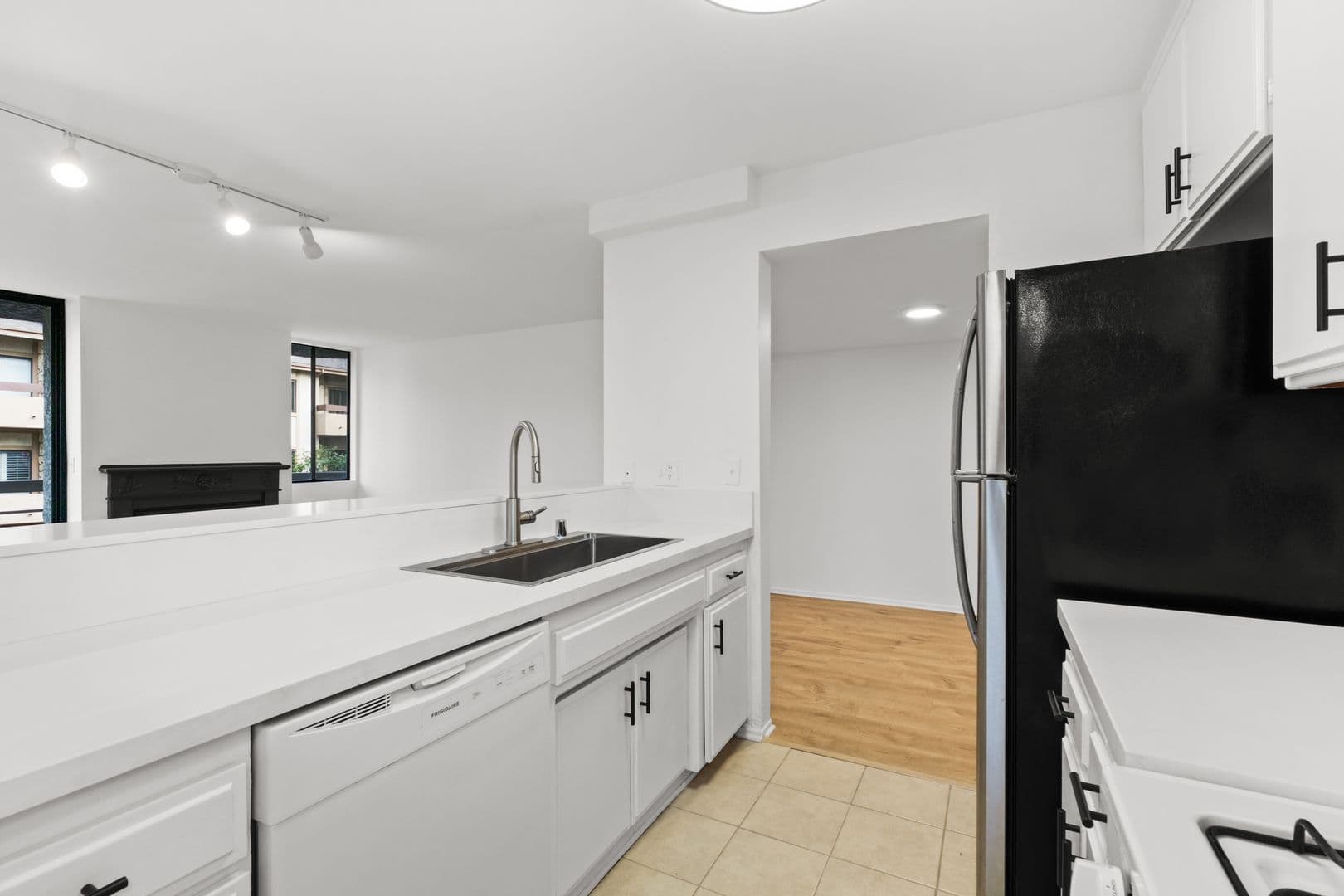 Valley Village Apartment: 5401 Rhodes Ave