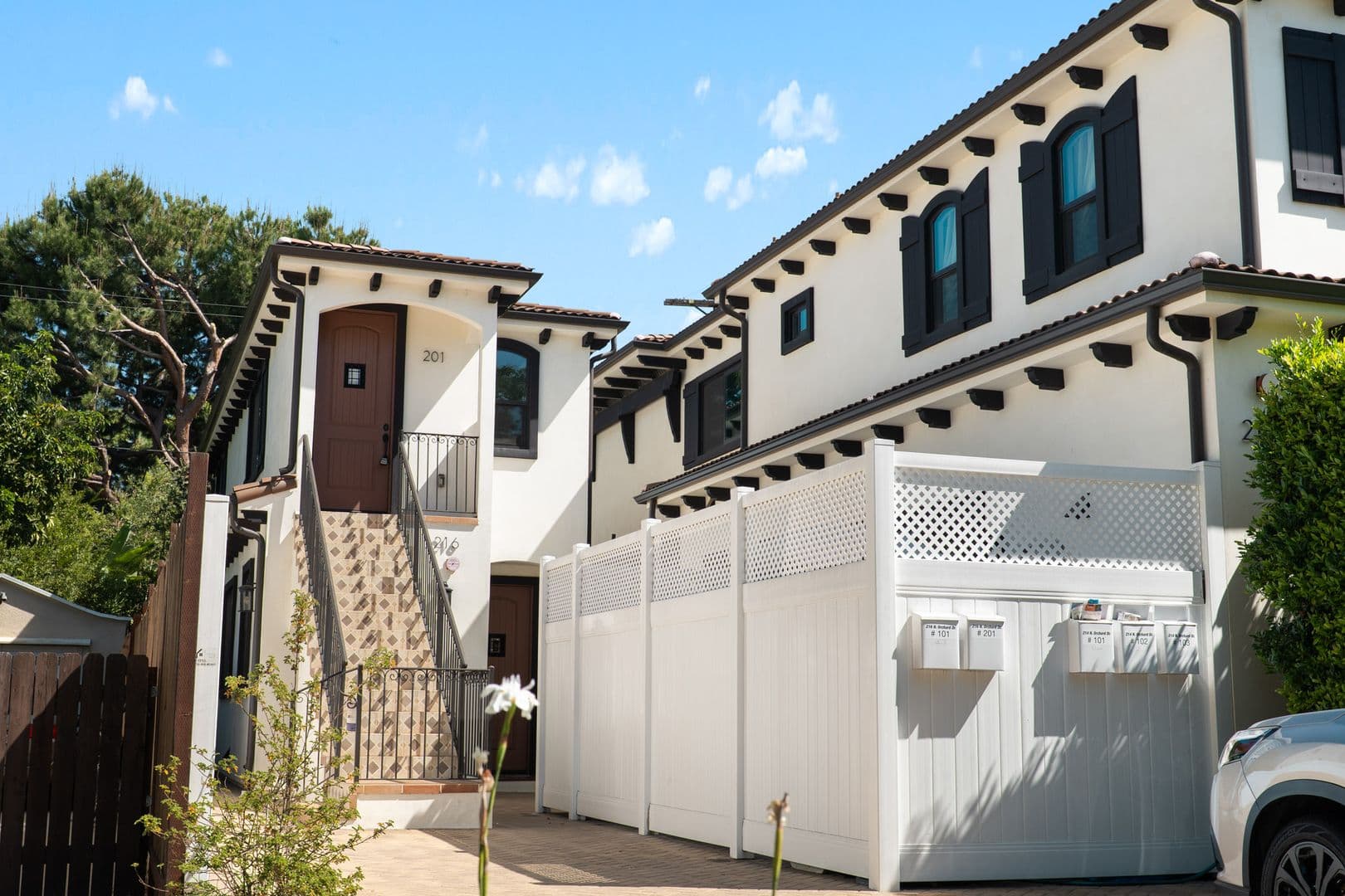 Burbank Apartment: 216 N Orchard Dr.