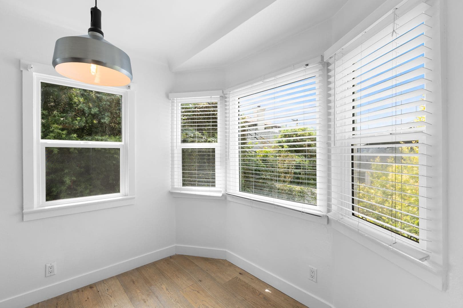 Los Angeles Condo: 360 Parkman Ave.