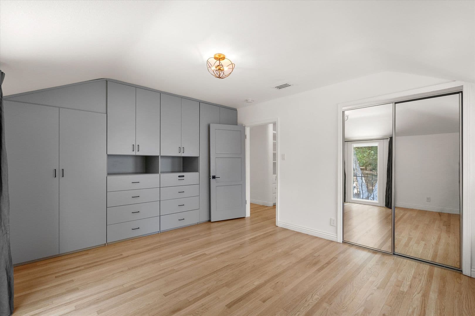 Glendale House: 2714 Hollister Terrace