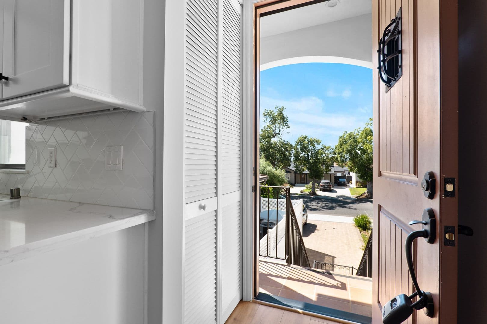 Burbank Apartment: 216 N Orchard Dr.