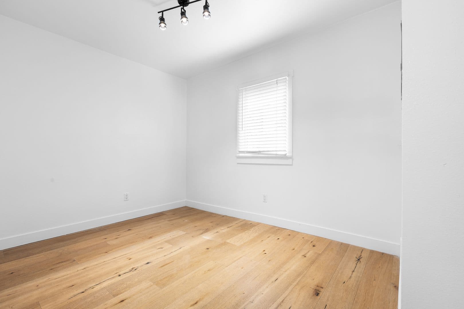 Los Angeles Condo: 360 Parkman Ave.
