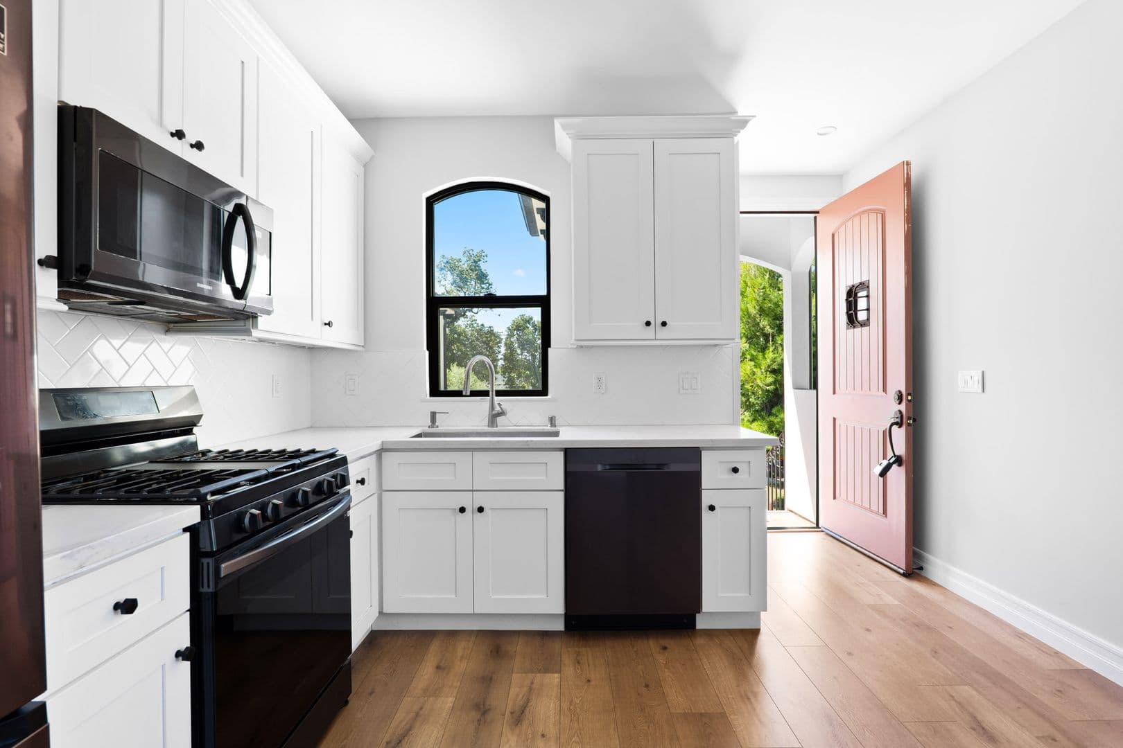 Burbank Apartment: 216 N Orchard Dr.