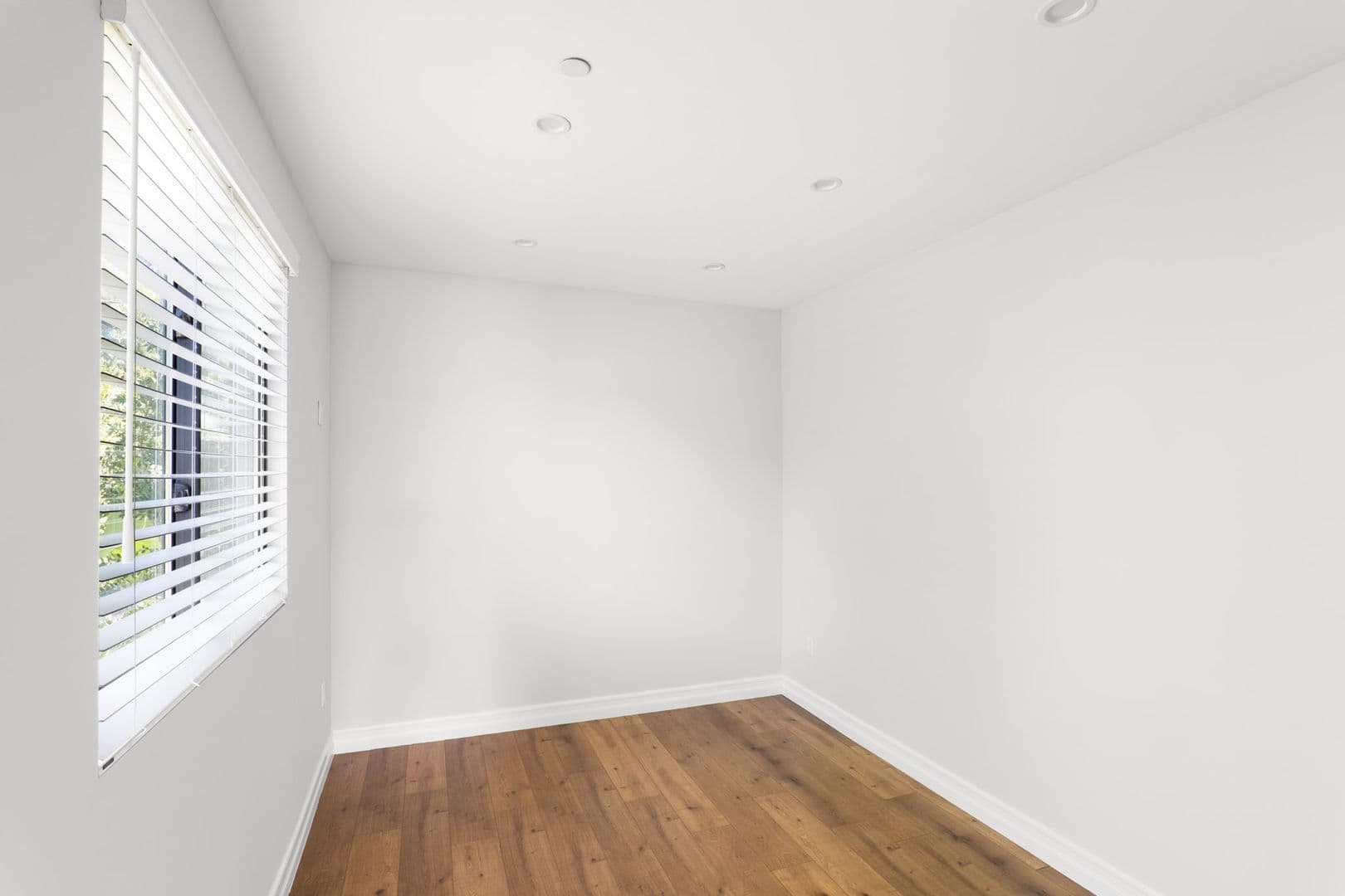 Burbank Apartment: 216 N Orchard Dr.