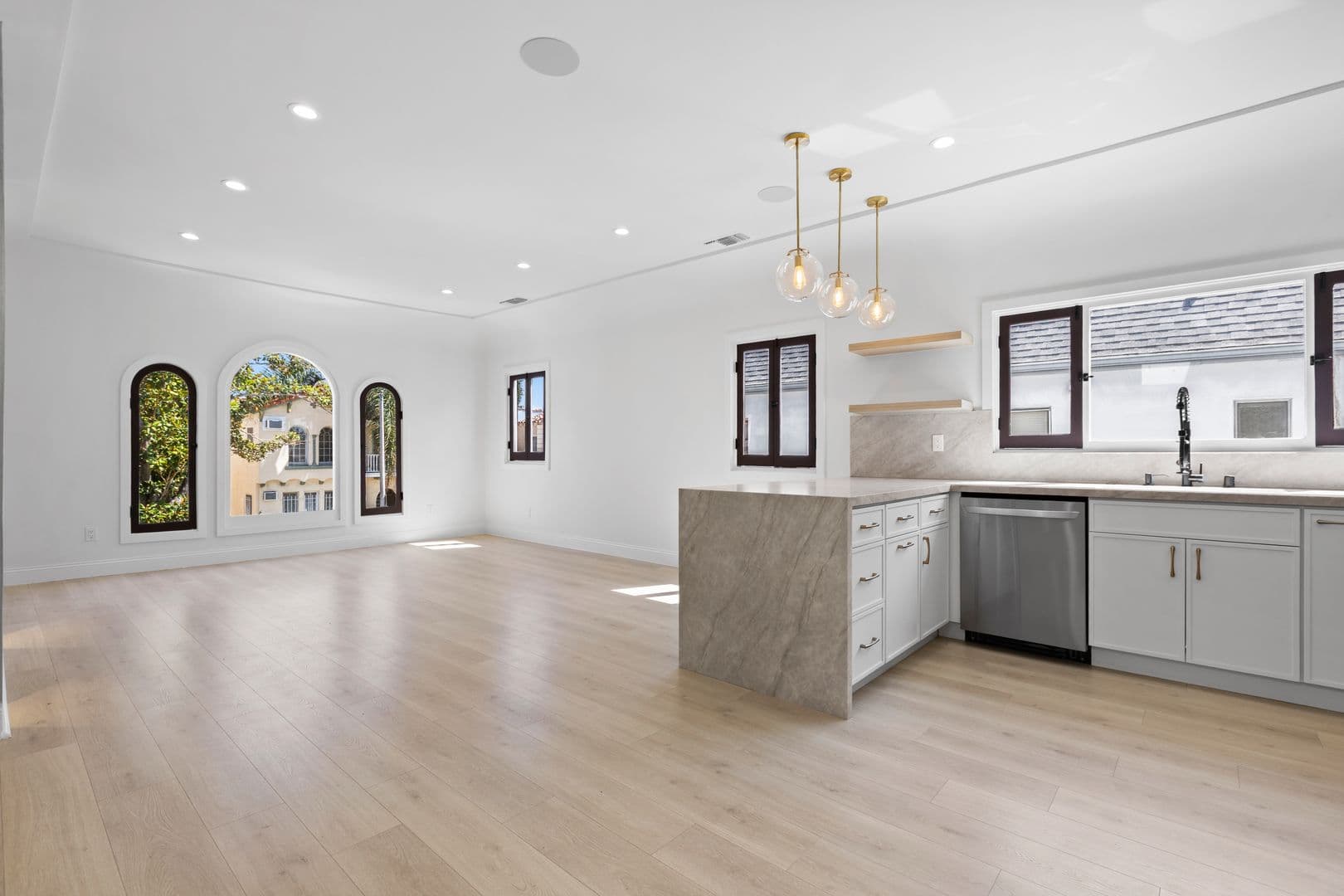Los Angeles Condo: 341 N Genesee Ave