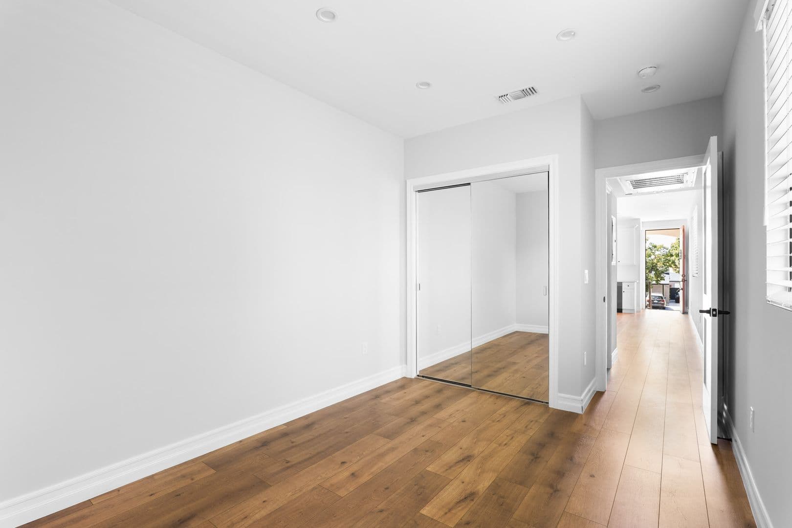 Burbank Apartment: 216 N Orchard Dr.