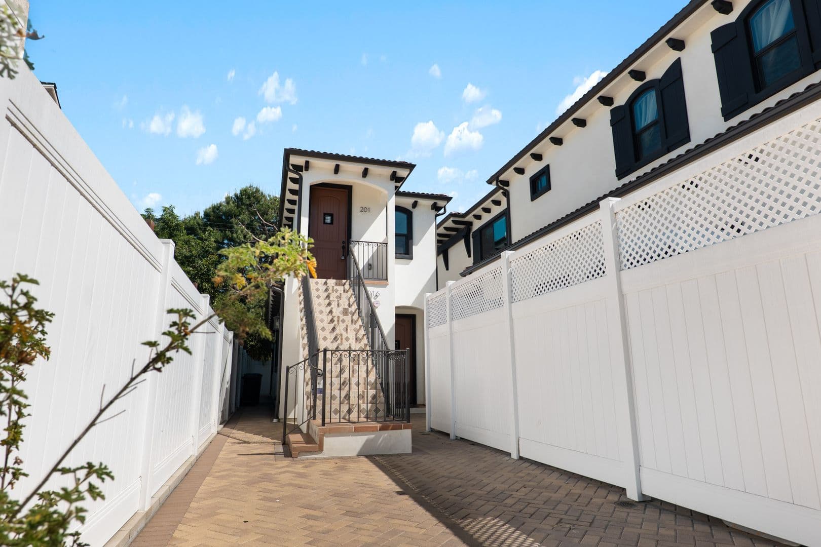 Burbank Apartment: 216 N Orchard Dr.